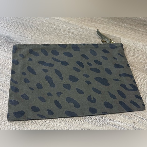 Claire V. Clutch - Picture 2 of 7